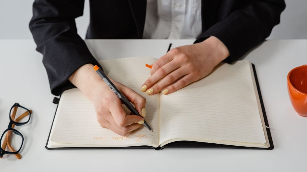 İnsan Kendi Hayat Hikâyesini Kendi&nbsp;Yazar